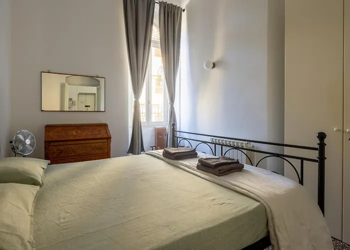 C_44 - Be On The Old Steps Between Station And Centre / Scalinata Cernaia